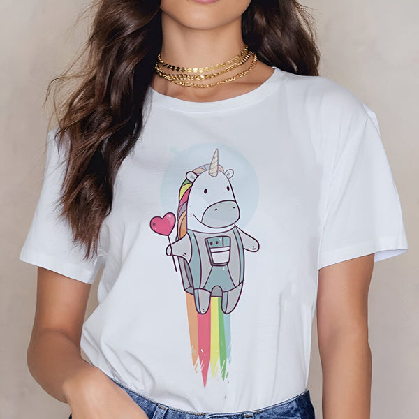 Gros plan sur une femme portant un t-shirt blanc orné d'un dessin d'un mignon licorne astronaute avec un ballon en forme de coeur, sur fond beige neutre., 45502323097855,45502323130623,45502323163391,45502323196159,45502323228927,45502323261695,45502323294463,45502323327231 | Licorne Shop