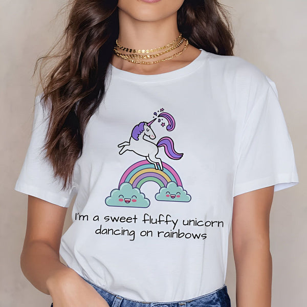 Femme portant un t-shirt blanc avec un dessin de licorne sautant par-dessus un arc-en-ciel sur des nuages souriants. Le texte sur le t-shirt dit : "I'm a sweet fluffy unicorn dancing on rainbows"., 45502316216575,45502316249343,45502316282111,45502316314879,45502316347647,45502316380415,45502316413183,45502316445951 | Licorne Shop
