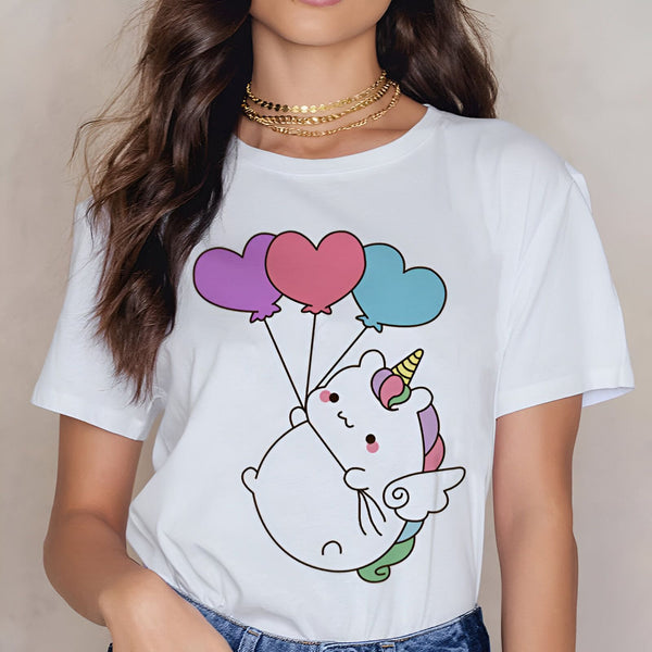 Femme portant un t-shirt blanc avec un dessin d'une licorne mignonne tenant des ballons en forme de cœur. La licorne a des ailes d'ange et une corne colorée., 45502332928255,45502332961023,45502332993791,45502333026559,45502333059327,45502333092095,45502333124863,45502333157631 | Licorne Shop