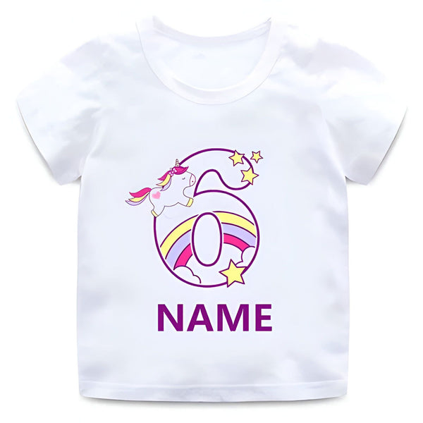 T-shirt blanc pour enfant avec motif d'anniversaire. Graphisme incluant le chiffre 6, un arc-en-ciel, des étoiles, un nuage et un mignon petit licorne. Espace personnalisable pour le nom. Idéal pour célébrer un sixième anniversaire., 45502297899263,45502297932031,45502297964799,45502297997567,45502298030335,45502298063103,45502298095871,45502298128639 | Licorne Shop