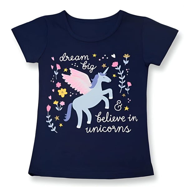 T-shirt bleu marine pour enfant avec motif licorne ailée, fleurs et étoiles. Inscription "Dream Big & Believe in Unicorns". Vêtement fille imprimé féérique et inspirant., 45502305173759,45502305206527,45502305239295,45502305272063,45502305304831,45502305337599,45502305370367,45502305403135 | Licorne Shop
