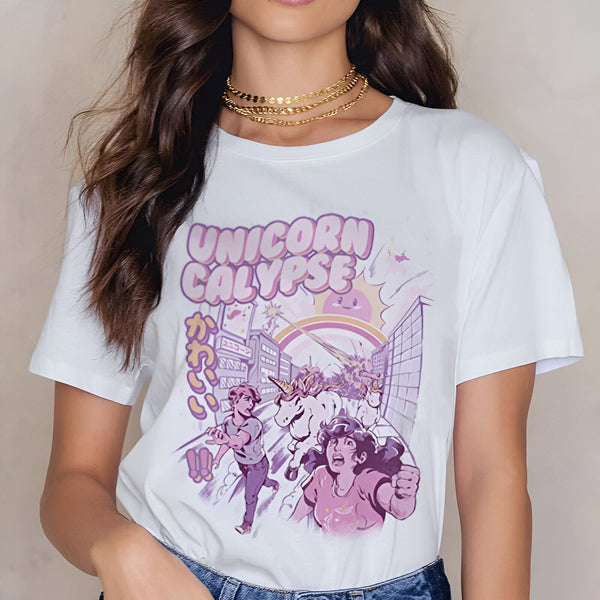 Gros plan sur une femme portant un t-shirt blanc avec l'inscription "Unicorn Calypse" et une illustration d'un chaos de licornes dans une ville animée, avec des personnages effrayés. Un collier doré à plusieurs rangs orne son cou., 45502331584767,45502331617535,45502331650303,45502331683071,45502331715839,45502331748607,45502331781375,45502331814143 | Licorne Shop
