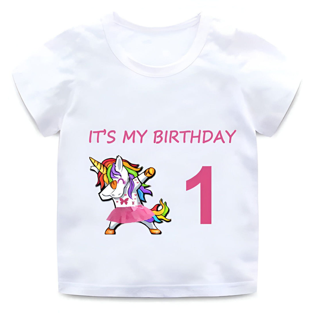 T-shirt blanc pour enfant avec l'inscription "It's my birthday" et un dessin de licorne portant une jupe rose et faisant un dab, à côté du chiffre 1 rose. Idéal pour un premier anniversaire., 45502336925951,45502336958719,45502336991487,45502337024255,45502337057023,45502337089791,45502337122559,45502337155327 | Licorne Shop
