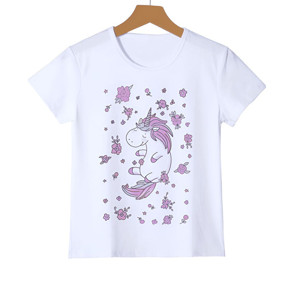 T-shirt blanc avec un dessin d'une licorne rose entourée de fleurs. Le t-shirt est suspendu à un cintre., 45502318117119,45502318149887,45502318182655,45502318215423,45502318248191,45502318280959,45502318313727,45502318346495 | Licorne Shop