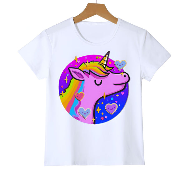T-shirt blanc avec un motif d'une licorne rose entourée de cœurs et d'étoiles sur un fond circulaire violet et bleu. La licorne a une crinière arc-en-ciel et une corne dorée., 45502307107071,45502307139839,45502307172607,45502307205375,45502307238143,45502307270911,45502307303679,45502307336447 | Licorne Shop