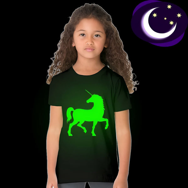 Petite fille portant un t-shirt noir avec un motif d'unicorne vert fluorescent. Design amusant et lumineux, parfait pour les enfants qui aiment les créatures magiques. Illustration de nuit avec lune et étoiles en arrière-plan., 45502309499135,45502309531903,45502309564671,45502309597439,45502309630207,45502309662975,45502309695743,45502309728511 | Licorne Shop
