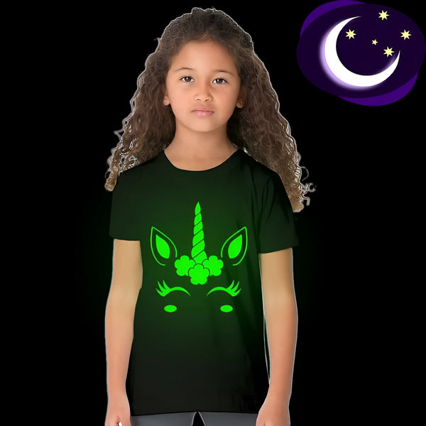 Une jeune fille porte un t-shirt noir avec un motif de licorne vert phosphorescent. Le dessin comprend une corne, des yeux et des oreilles en forme de trèfle. Une lune et des étoiles lumineuses sont visibles dans le coin supérieur droit., 45502334599423,45502334632191,45502334664959,45502334697727,45502334730495,45502334763263,45502334796031,45502334828799 | Licorne Shop