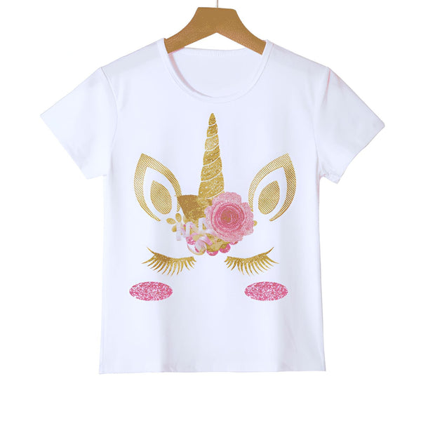 T-shirt blanc pour enfant avec imprimé licorne dorée et rose sur un cintre. Graphique d'une licorne ornée de fleurs, avec des longs cils dorés et des joues roses scintillantes. Vêtement à manches courtes, idéal pour les petites filles fans de licornes., 45502335123711,45502335156479,45502335189247,45502335222015,45502335254783,45502335287551,45502335320319,45502335353087 | Licorne Shop