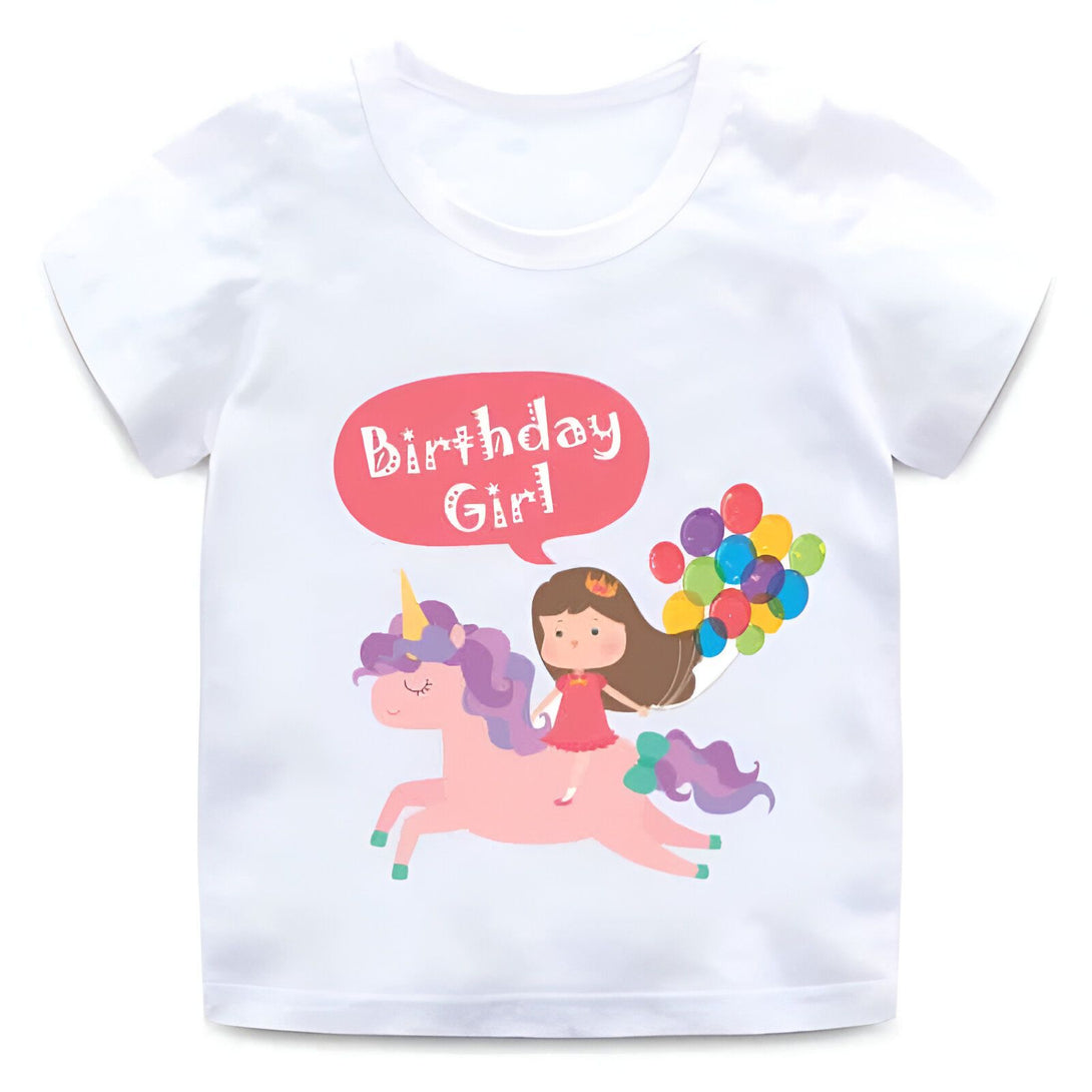 T-shirt blanc pour enfant avec une illustration de licorne rose, une fille en robe rouge tenant des ballons et une bulle de texte "Birthday Girl" (fille d'anniversaire). Vêtement festif pour célébrer un anniversaire., 45502333452543,45502333485311,45502333518079,45502333550847,45502333583615,45502333616383,45502333649151,45502333681919 | Licorne Shop