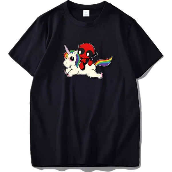 T-shirt noir avec une illustration de Deadpool chevauchant une licorne blanche à crinière et queue arc-en-ciel. Deadpool tient deux épées dans son dos. Design humoristique et original., 45502329979135,45502330011903,45502330044671,45502330077439,45502330110207,45502330142975,45502330175743,45502330208511 | Licorne Shop