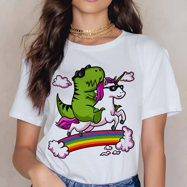 Femme portant un T-shirt blanc avec un dinosaure vert et une licorne blanche, tous deux portant des lunettes de soleil, chevauchant un arc-en-ciel avec des nuages. Colliers dorés à son cou., 45502330274047,45502330306815,45502330339583,45502330372351,45502330405119,45502330437887,45502330470655,45502330503423 | Licorne Shop