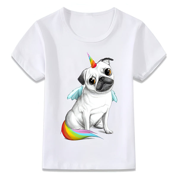 T-shirt blanc avec motif d'un carlin licorne. Le carlin a un corne arc-en-ciel, des petites ailes et une queue colorée. Un design amusant et original pour les enfants., 45502323458303,45502323491071,45502323523839,45502323556607,45502323589375,45502323622143,45502323654911,45502323687679 | Licorne Shop