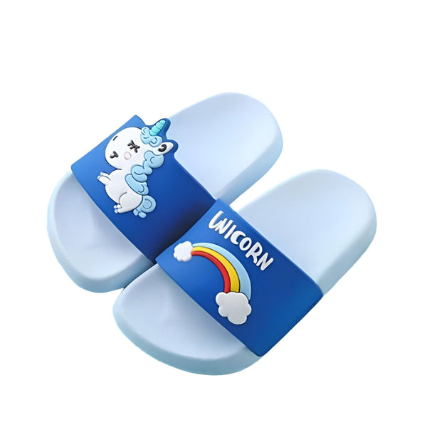 Paire de pantoufles bleues et blanches pour enfants, décorées avec des motifs d'un licorne et d'un arc-en-ciel. Chaussons d'été confortables pour filles, idéal pour la piscine ou la plage. Style mignon et ludique., 45502346330367,45502346363135,45502346395903,45502346428671,45502346461439,45502346494207,45502346526975,45502346559743,45502346592511 | Licorne Shop