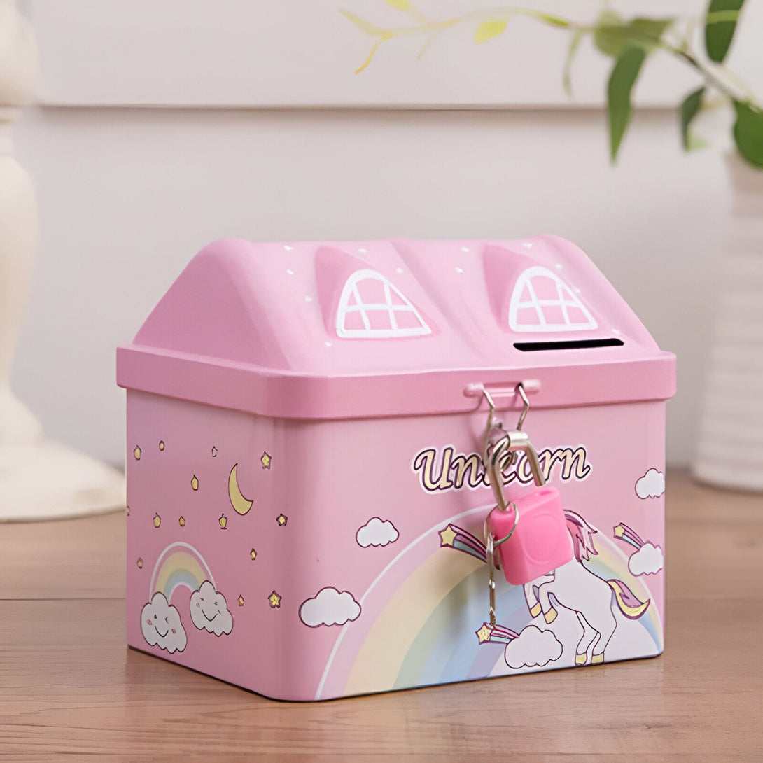 Tirelire rose en forme de maison décorée de licornes, d'arcs-en-ciel, d'étoiles et de nuages. Elle a un petit cadenas rose., 45501163340031 | Licorne Shop