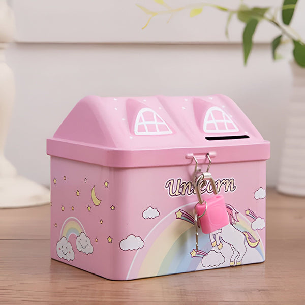 Tirelire rose en forme de maison décorée de licornes, d'arcs-en-ciel, d'étoiles et de nuages. Elle a un petit cadenas rose., 45501163340031 | Licorne Shop