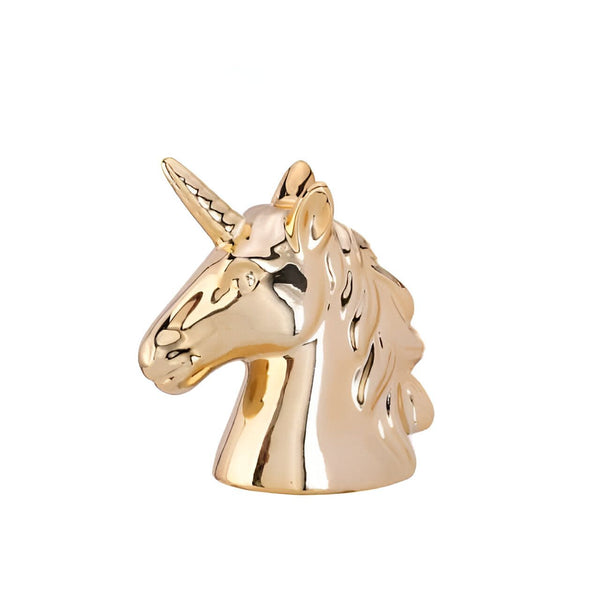 Tête d'une sculpture dorée d'une licorne avec sa corne pointue. L'objet semble en céramique brillante, mis en évidence sur un fond blanc., 45501162291455 | Licorne Shop