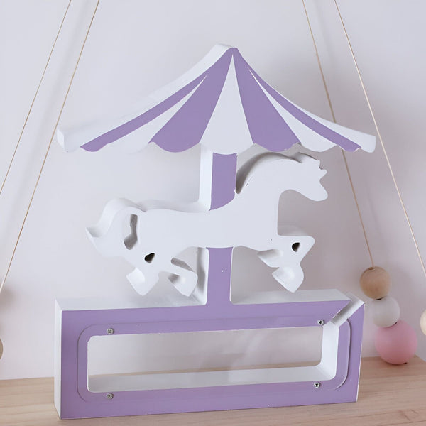 Tirelire en bois en forme de carrousel avec cheval blanc et parasol rayé violet et blanc, idéale pour une chambre d'enfant., 45501186015487 | Licorne Shop