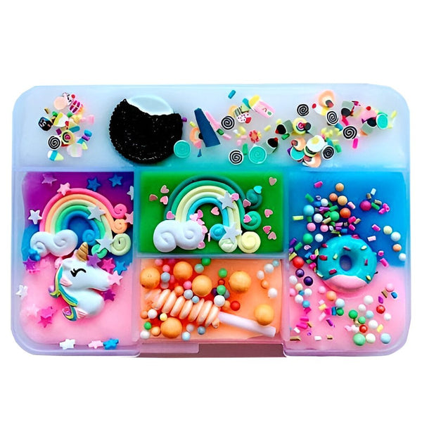 Boîte de slime contenant des décorations sur le thème de la fantaisie : licorne, arc-en-ciel, donut et confiseries colorées. Idéal pour activités créatives et jeux sensoriels pour enfants. Couleurs vives et attrayantes., 45501419782399 | Licorne Shop