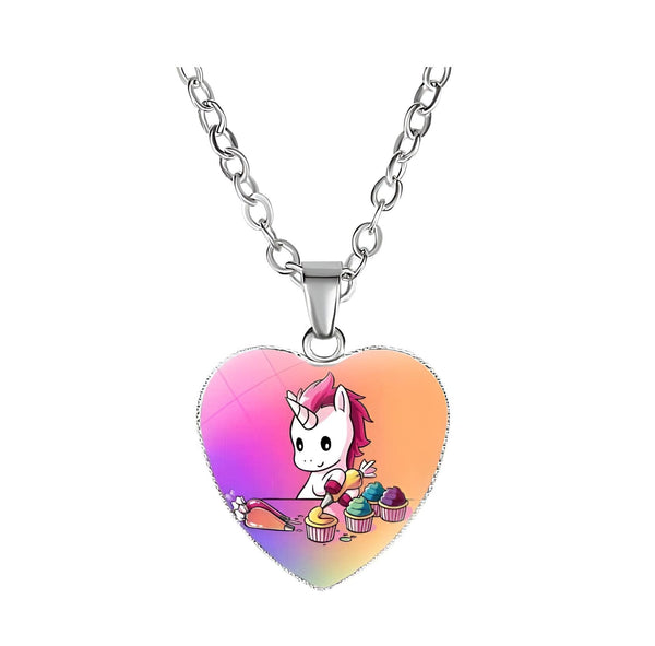 Pendentif en forme de cœur avec une chaîne argentée. L'image montre une licorne décorant des cupcakes avec une poche à douille. Arrière-plan coloré en dégradé de rose et d'orange. Bijou fantaisie., 45501128868095 | Licorne Shop