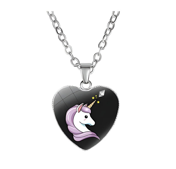 Pendentif en forme de cœur avec une chaîne argentée. Le pendentif est noir avec un dessin de licorne blanche à crinière mauve et une étoile. Bijou fantaisie., 45501128376575 | Licorne Shop
