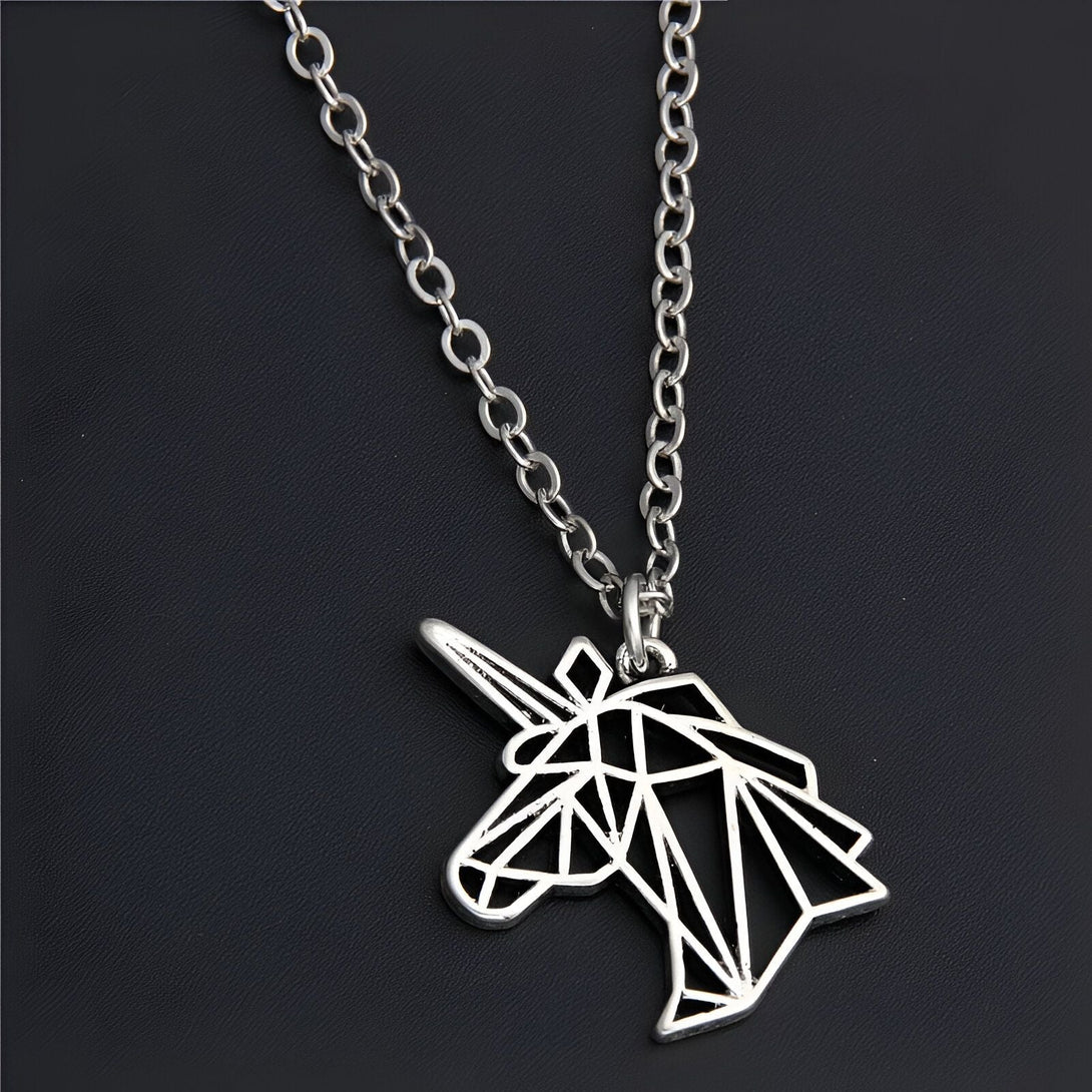 Collier argenté avec pendentif licorne géométrique. Bijou fantaisie pour femmes et filles, design moderne et minimaliste. Accessoire tendance et original., 45501718823167 | Licorne Shop