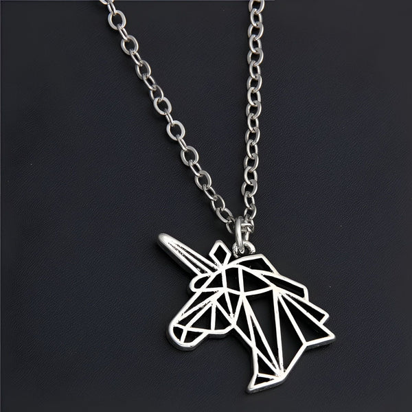 Collier argenté avec pendentif licorne géométrique. Bijou fantaisie pour femmes et filles, design moderne et minimaliste. Accessoire tendance et original., 45501718823167 | Licorne Shop