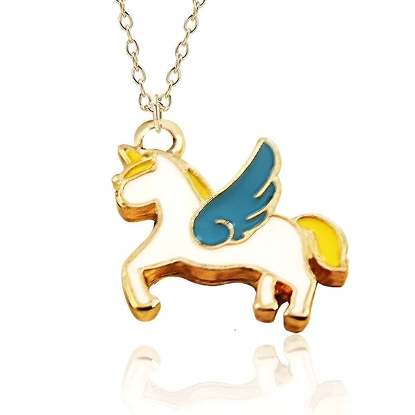 Un pendentif en forme de licorne ailée. La licorne est blanche avec une crinière et une queue jaunes, et des ailes bleues. Le pendentif est en métal doré.