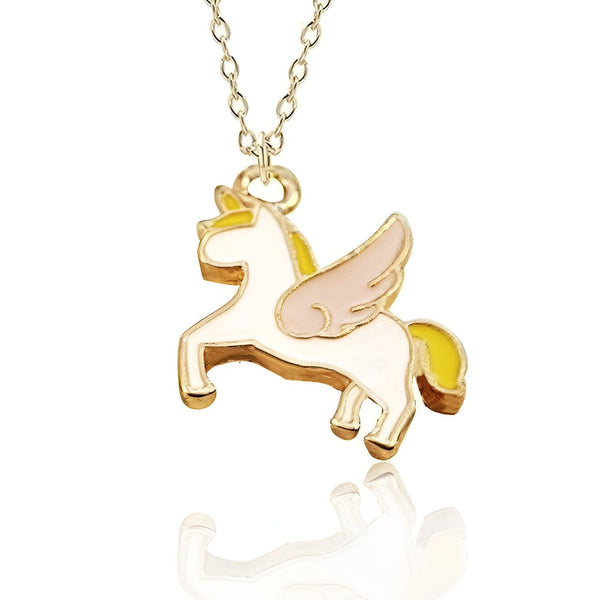 Un pendentif en forme de licorne ailée en or avec des ailes roses et une crinière et une queue jaunes.