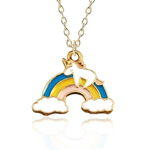 Un collier avec un pendentif en forme de licorne allongée sur un arc-en-ciel. La licorne est blanche avec une crinière et une queue roses. L'arc-en-ciel est composé de six couleurs : rouge, orange, jaune, vert, bleu et violet. Le pendentif est en métal doré.