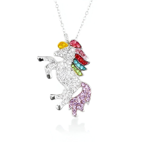 Collier pendentif licorne argenté. Le pendentif licorne est orné de cristaux multicolores formant une crinière arc-en-ciel et une queue violette. La licorne cabrée est entièrement sertie de strass., 45501763518719 | Licorne Shop