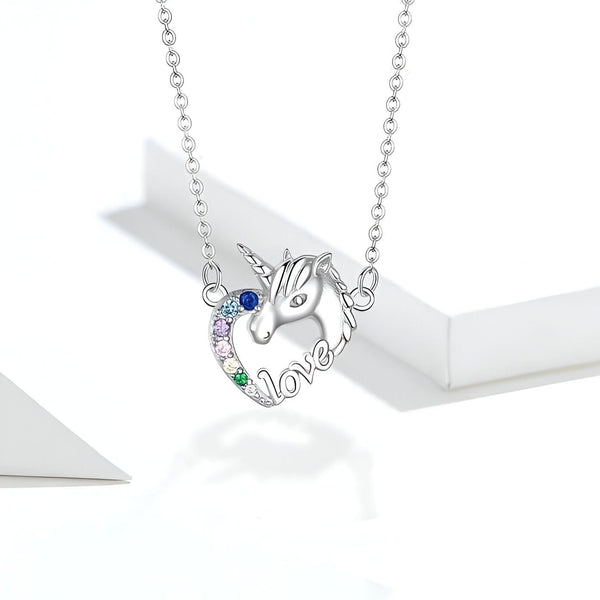 Un collier avec un pendentif en forme de licorne. La licorne est entourée d'un cœur et le mot "love" est écrit en lettres colorées.