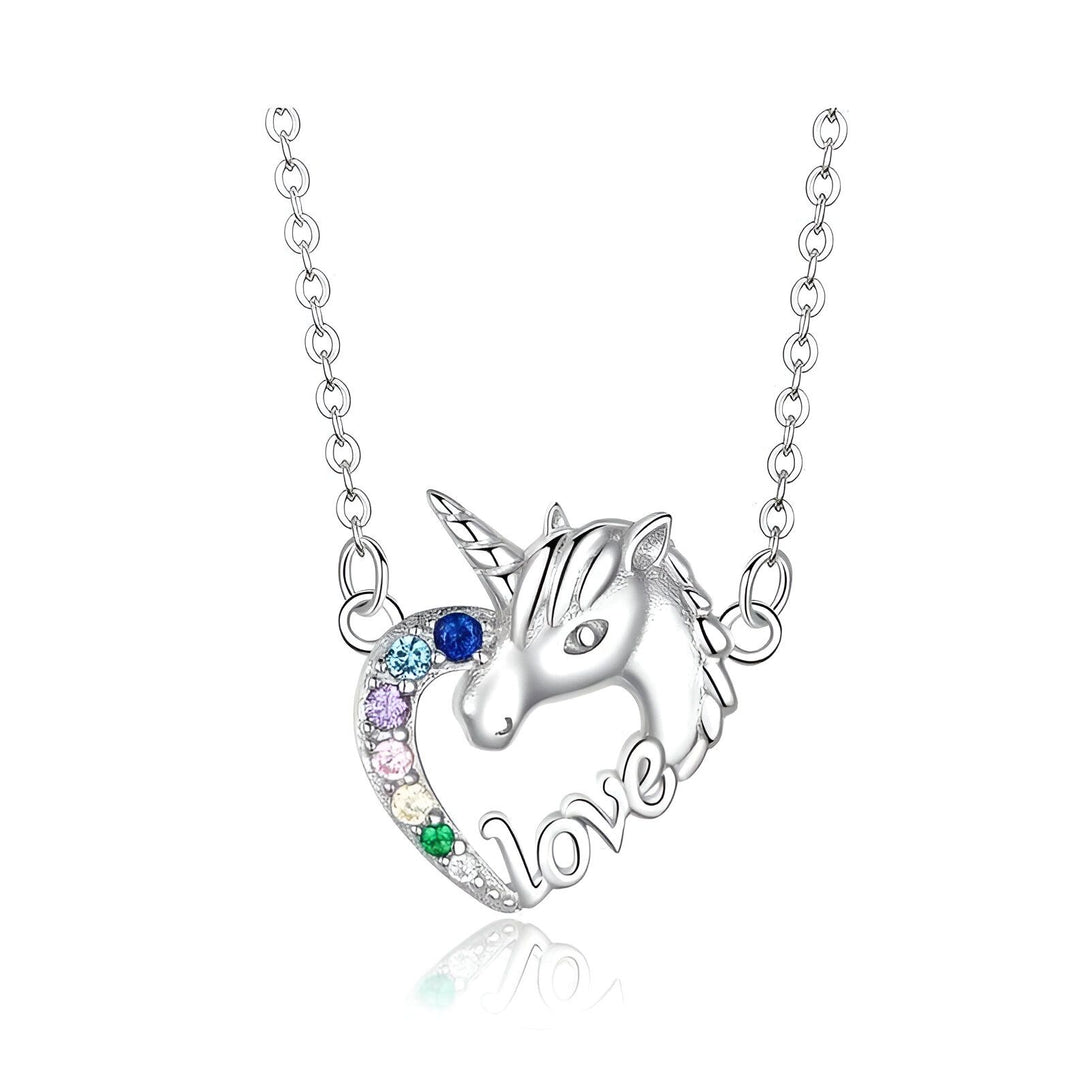 L'image représente un collier avec un pendentif en forme de licorne. La licorne est représentée avec une crinière et une queue arc-en-ciel. Le pendentif est en argent et serti de pierres précieuses colorées. Le collier est en argent et possède une chaîne rolo.