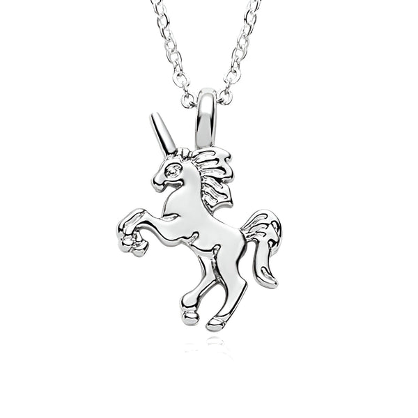 L'image représente un pendentif en forme de licorne en argent. La licorne est représentée avec une crinière et une queue flottantes, et elle est debout sur ses pattes arrière. Le pendentif est suspendu à une chaîne en argent.