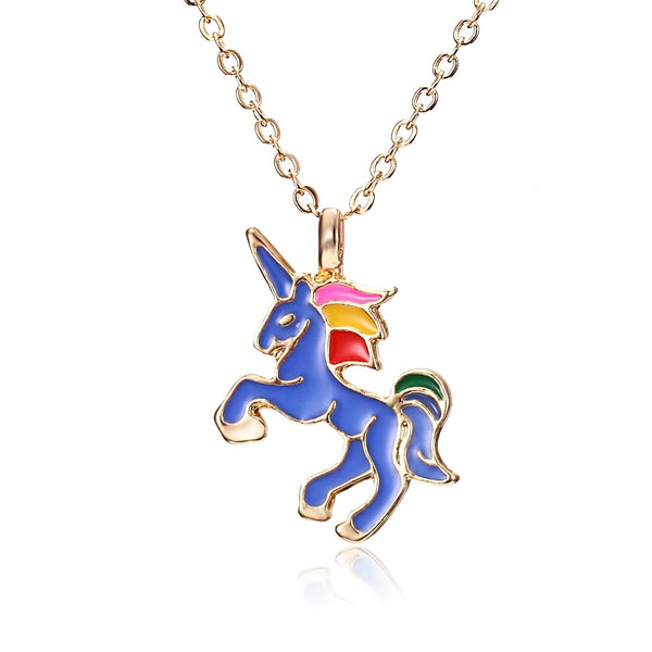 Un collier avec un pendentif en forme de licorne. La licorne est bleue avec une crinière et une queue arc-en-ciel.