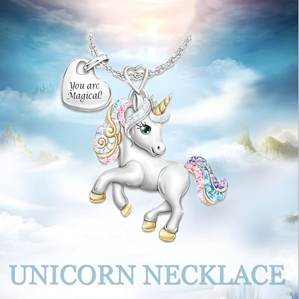 L'image représente un collier avec un pendentif en forme de licorne. La licorne est blanche avec une crinière et une queue arc-en-ciel. Elle a un collier avec un pendentif en forme de cœur avec l'inscription "You are magical".