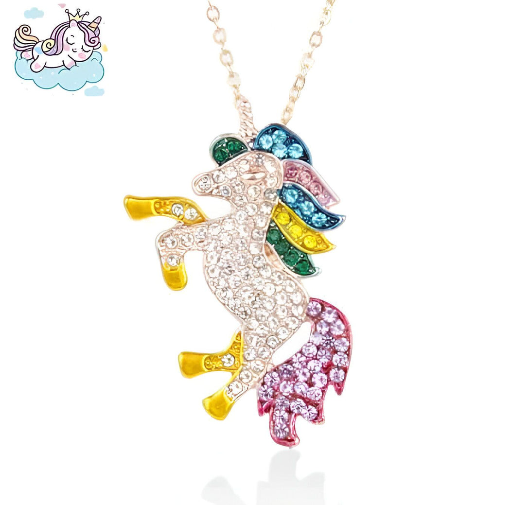 Collier avec un pendentif en forme de licorne cabrée. La licorne est ornée de strass multicolores. La crinière est arc-en-ciel et la queue est rose. Bijou fantaisie pour enfants et adultes., 45501129195775 | Licorne Shop