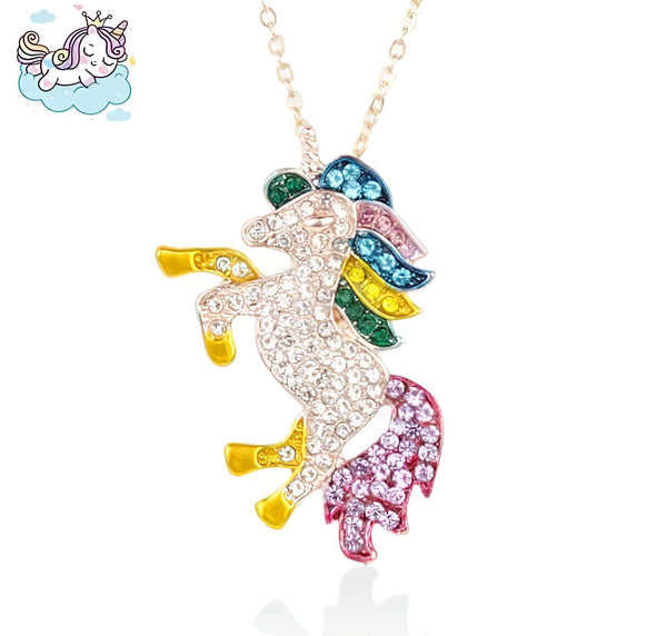 Collier avec un pendentif en forme de licorne cabrée. La licorne est ornée de strass multicolores. La crinière est arc-en-ciel et la queue est rose. Bijou fantaisie pour enfants et adultes., 45501129195775 | Licorne Shop