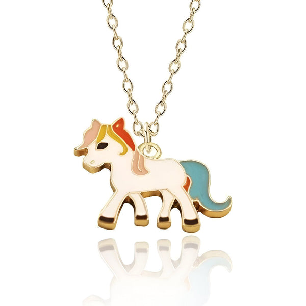 Un collier avec un pendentif en forme de licorne. La licorne est blanche avec une crinière et une queue arc-en-ciel. Le collier est en métal doré.