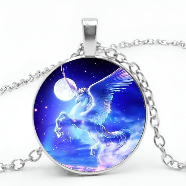 Un pendentif en forme de licorne ailée cabrée avec un collier en argent. La licorne est représentée avec une crinière et une queue arc-en-ciel, et est entourée d'étoiles et d'une lune.