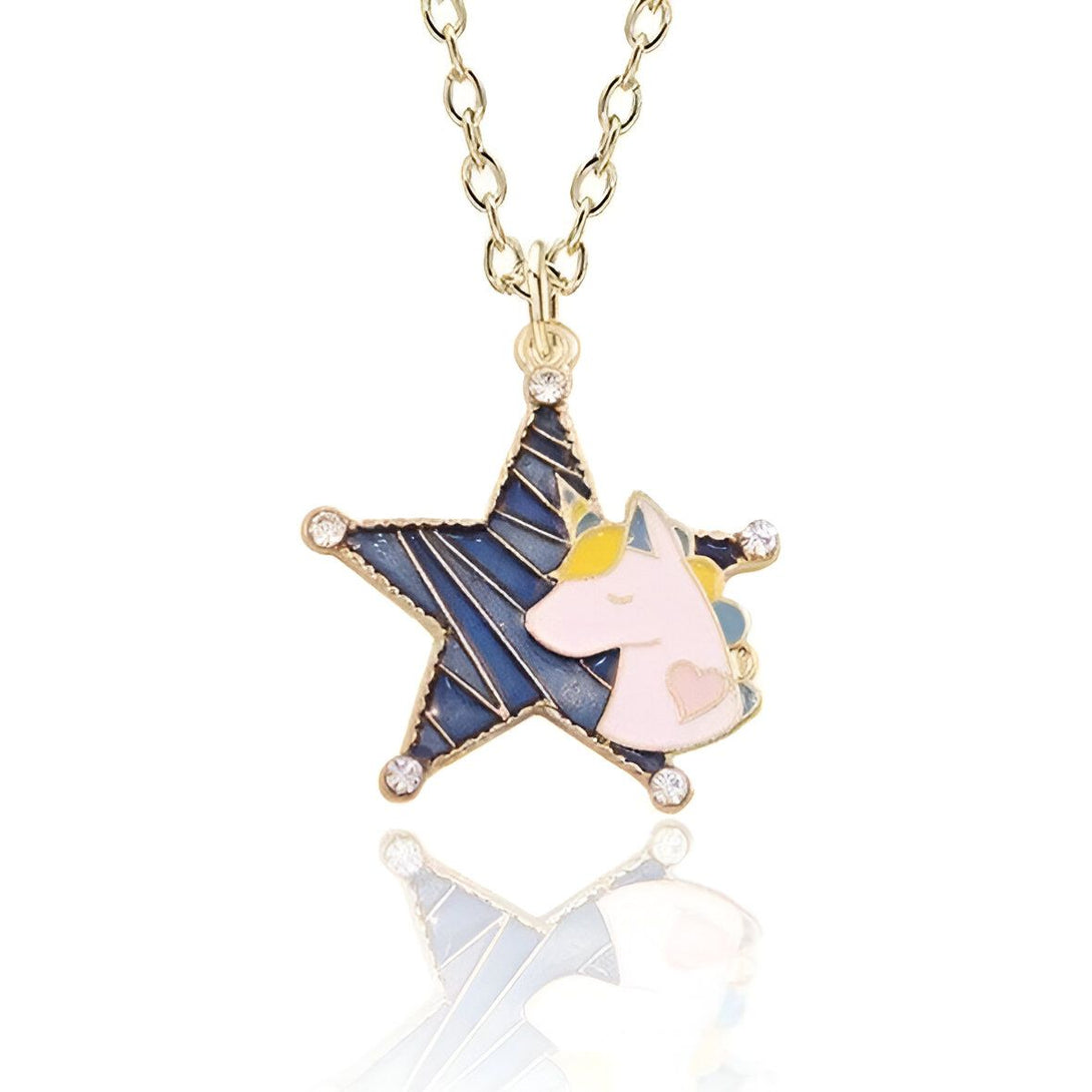 Un collier avec un pendentif en forme d'étoile. L'étoile est bleue et blanche avec une bordure dorée. Il y a une licorne blanche et rose au centre de l'étoile. La licorne a une crinière et une queue jaunes. Le collier est en métal doré.