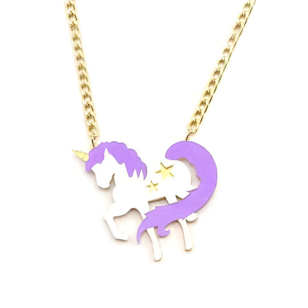 Collier avec un pendentif en forme de licorne blanche et violette, suspendu à une chaîne dorée. Bijou fantaisie pour les fans de créatures magiques., 45502391451903 | Licorne Shop