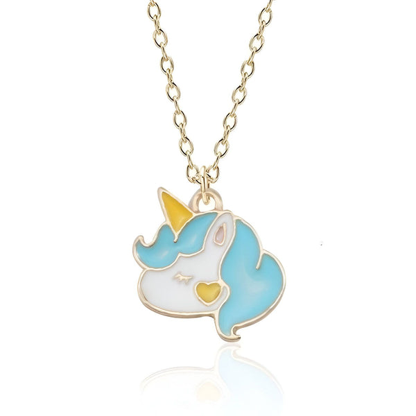 Un collier avec un pendentif en forme de tête de licorne. La licorne est blanche avec une crinière et une queue bleues. Elle a une corne jaune et un collier jaune avec un pendentif en forme de cœur.