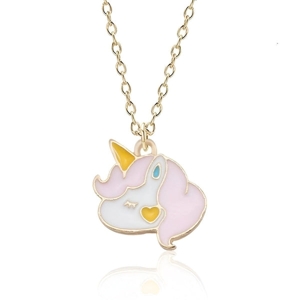 Un collier avec un pendentif en forme de tête de licorne. La licorne est blanche avec une crinière et une queue roses. Elle a une corne jaune et un collier avec un pendentif en forme de cœur.