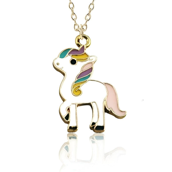 Un pendentif en forme de licorne en métal doré avec des détails en émail coloré. La licorne est représentée de profil, avec une crinière et une queue arc-en-ciel.