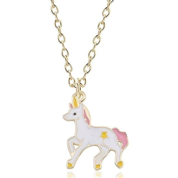 Un collier avec un pendentif en forme de licorne. La licorne est blanche avec une crinière et une queue roses. Elle a une corne jaune sur le front. Le collier est en métal doré.