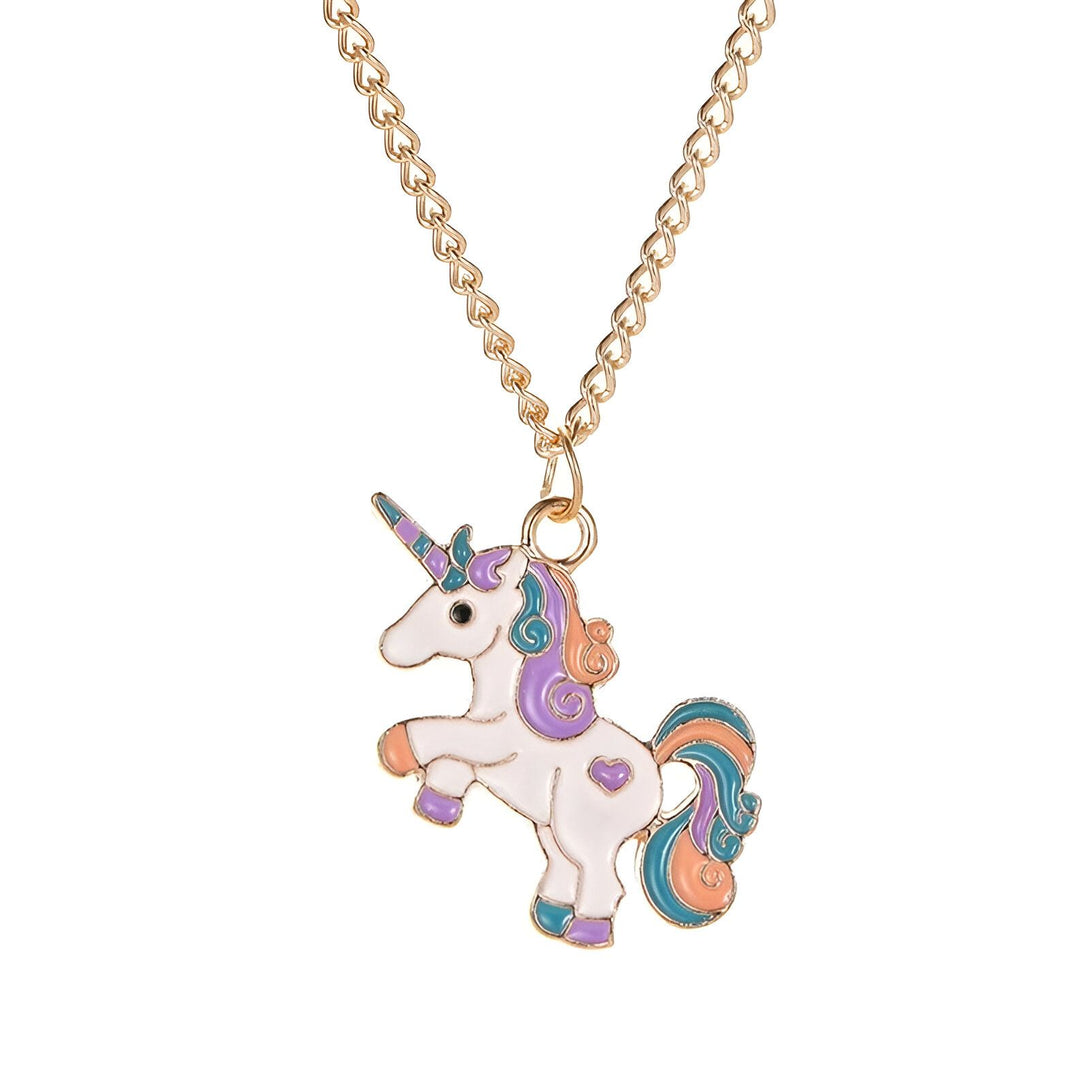 Un collier avec un pendentif en forme de licorne. La licorne est blanche avec une crinière et une queue arc-en-ciel. Elle a un cœur rose sur la hanche. Le collier est en métal doré.