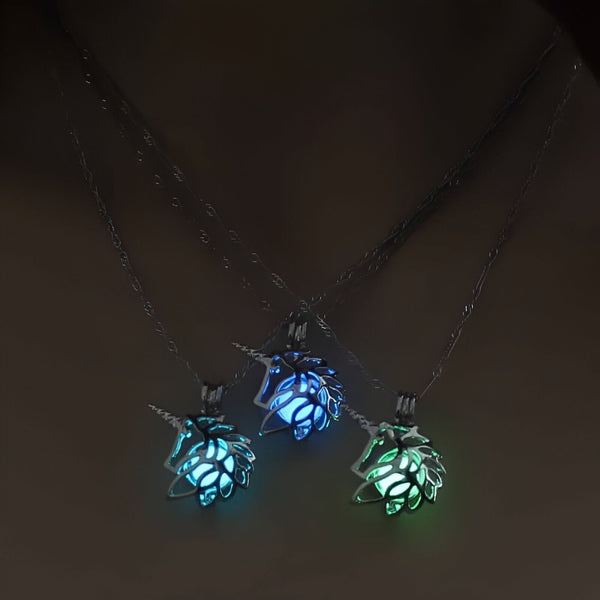 Trois colliers licorne phosphorescents avec chaînes argentées. Les pendentifs licorne illuminent en bleu et vert, créant un effet magique. Bijoux fantaisie idéals pour les amateurs de licornes., 45501728391423 | Licorne Shop