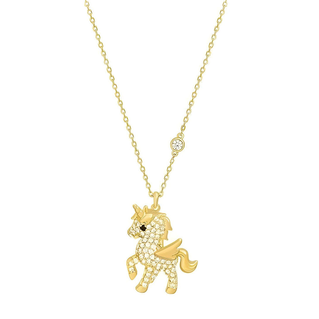 Un pendentif en or jaune en forme de licorne avec des ailes et une crinière serties de zircons blancs. La chaîne est en or jaune.