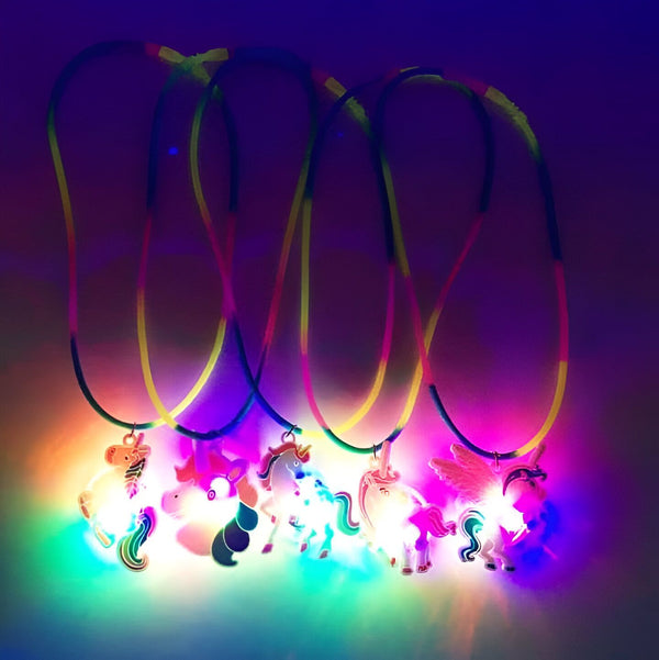 Colliers licorne lumineux avec des pendentifs de licornes multicolores éclairés. Accessoires de fête amusants et colorés., 45501715513599 | Licorne Shop