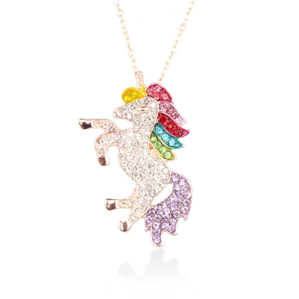 Collier pendentif licorne. Bijou fantaisie avec une licorne blanche étincelante incrustée de cristaux multicolores formant sa crinière et sa queue. Chaîne dorée délicate. Accessoire tendance pour les fans de licornes., 45501130965247 | Licorne Shop
